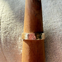 Load image into Gallery viewer, Gold hammered Ring