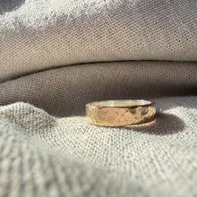 Load image into Gallery viewer, Gold hammered Ring