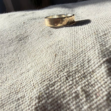 Load image into Gallery viewer, Gold hammered Ring