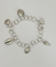 Load image into Gallery viewer, Shell charm bracelet
