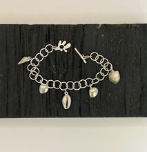 Load image into Gallery viewer, Silver shell charm bracelet

